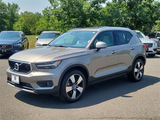 2022 Volvo XC40 Momentum