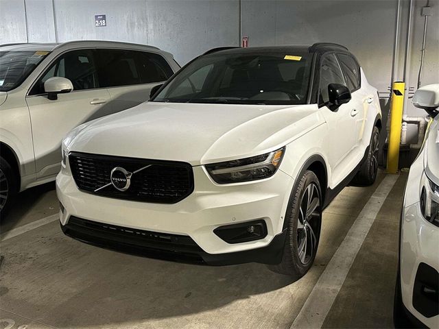 2022 Volvo XC40 R-Design