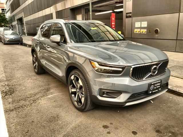 2022 Volvo XC40 Momentum