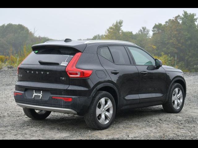 2022 Volvo XC40 Momentum