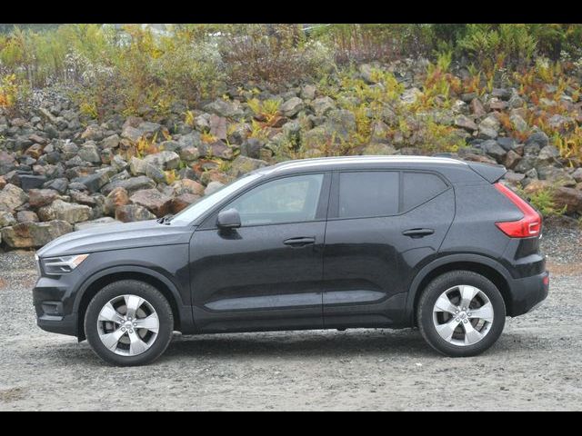 2022 Volvo XC40 Momentum