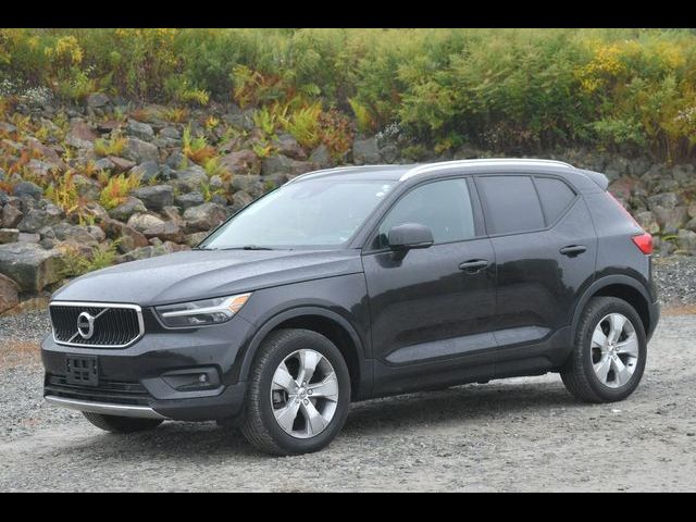 2022 Volvo XC40 Momentum