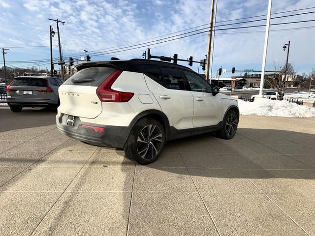 2022 Volvo XC40 R-Design