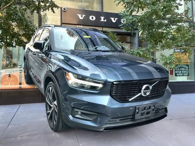 2022 Volvo XC40 R-Design