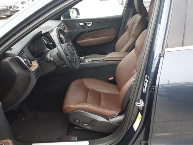 2022 Volvo XC60 Momentum