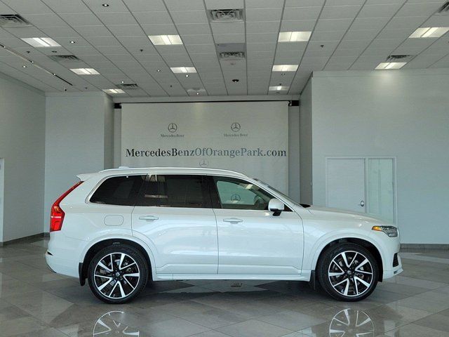 2022 Volvo XC90 Momentum