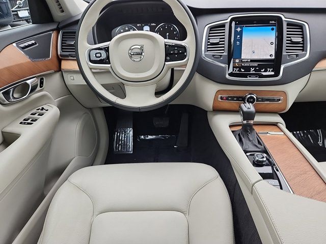 2022 Volvo XC90 Momentum