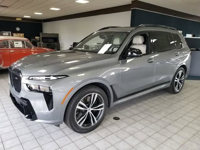 2023 BMW X7 M60i