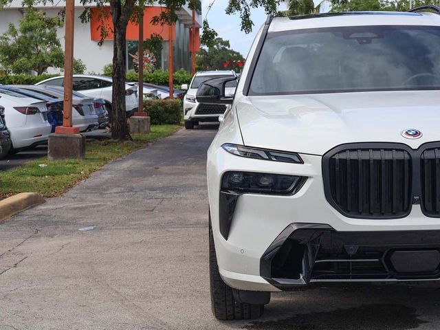 2023 BMW X7 M60i