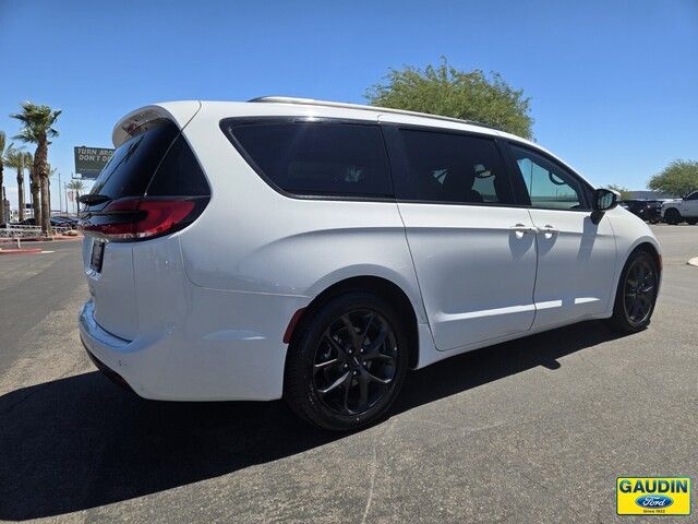 2023 Chrysler Pacifica Touring-L