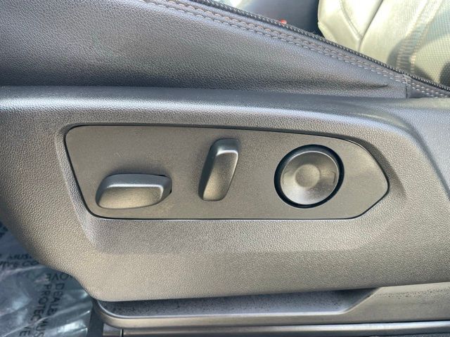 Vehicle image 24 of 28