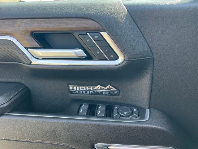 Vehicle image 25 of 28