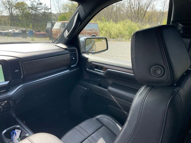 Vehicle image 21 of 28