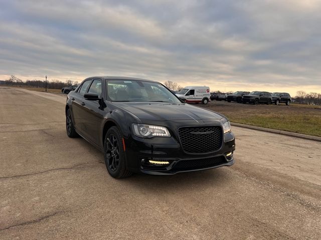 2023 Chrysler 300 Touring L