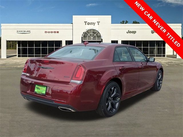 2023 Chrysler 300 Touring L