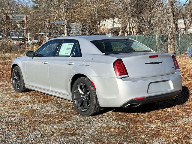 2023 Chrysler 300 Touring L