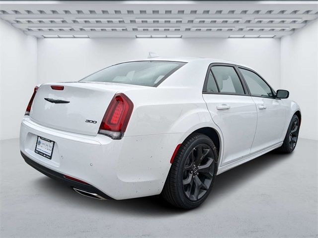 2023 Chrysler 300 Touring L