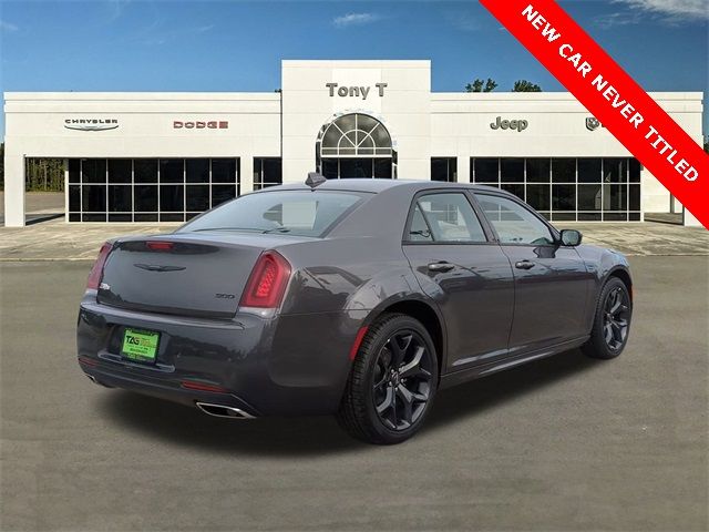 2023 Chrysler 300 Touring L