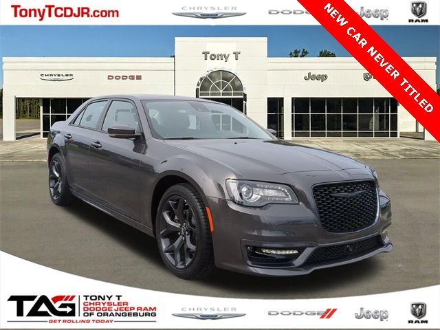 2023 Chrysler 300 Touring L