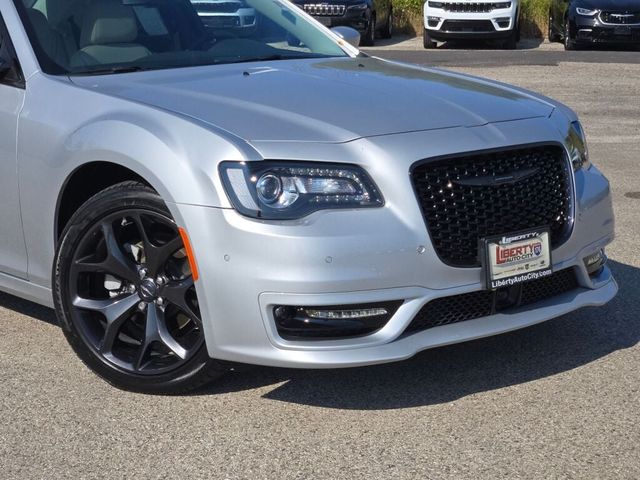 2023 Chrysler 300 Touring L