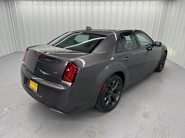 2023 Chrysler 300 Touring L