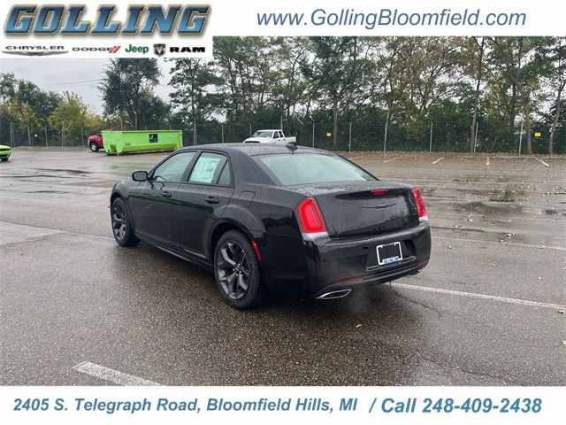 2023 Chrysler 300 Touring L