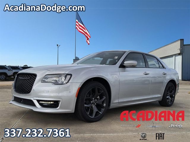 2023 Chrysler 300 Touring L