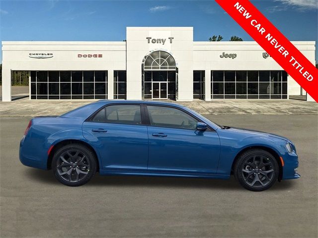 2023 Chrysler 300 Touring L