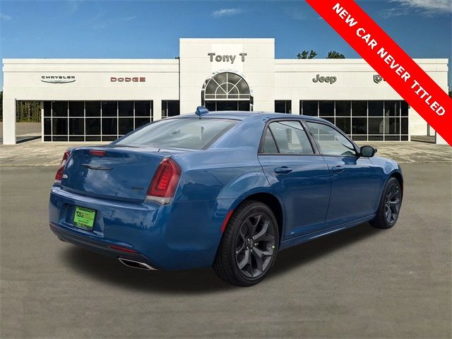 2023 Chrysler 300 Touring L