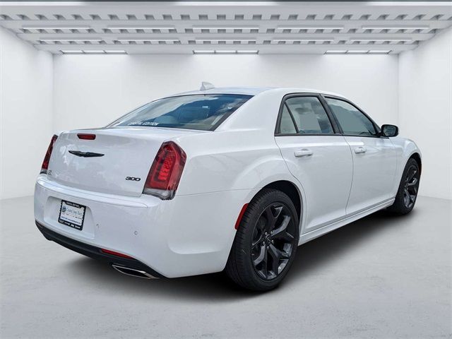 2023 Chrysler 300 Touring L