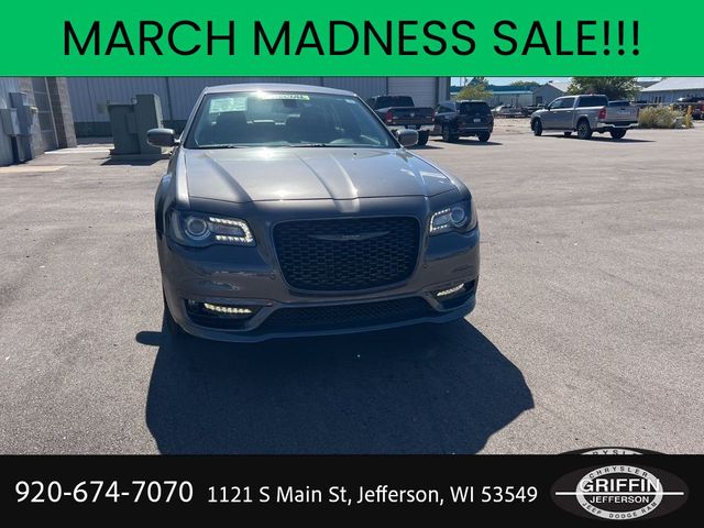 2023 Chrysler 300 Touring L