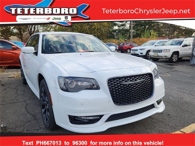 2023 Chrysler 300 Touring L