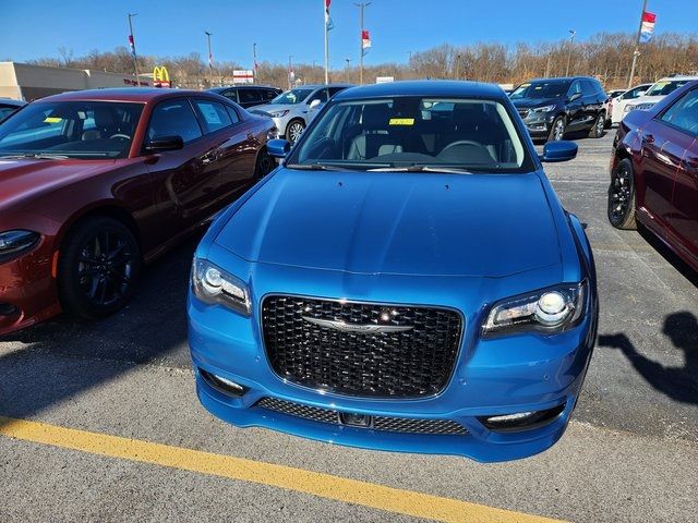 2023 Chrysler 300 Touring L