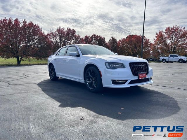 2023 Chrysler 300 Touring L