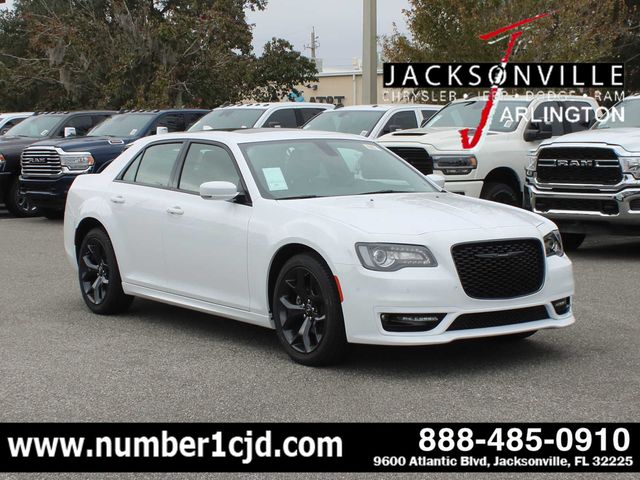 2023 Chrysler 300 Touring L