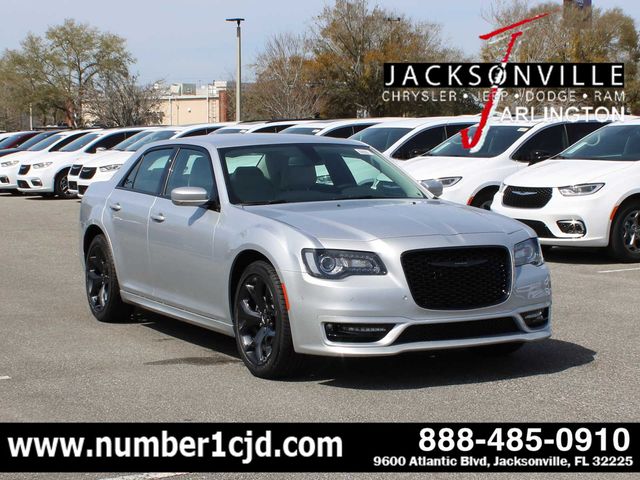 2023 Chrysler 300 Touring L