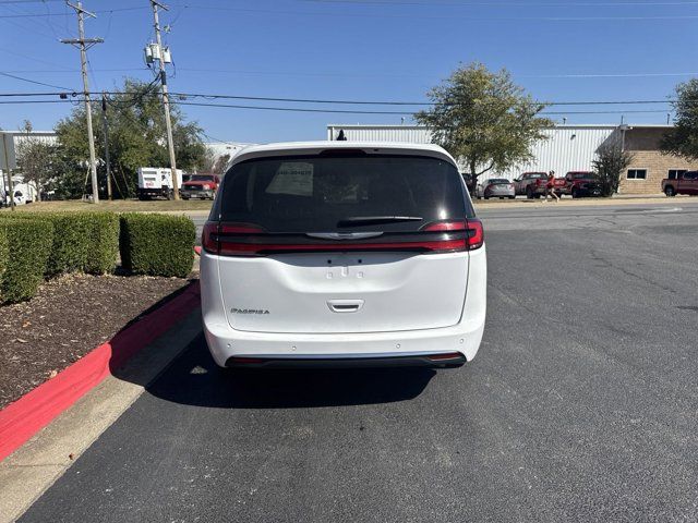 2023 Chrysler Pacifica Touring-L