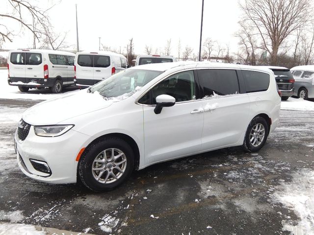 2023 Chrysler Pacifica Touring-L