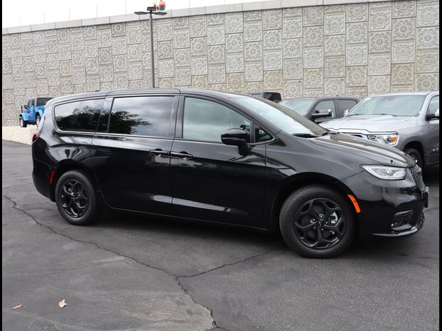 2023 Chrysler Pacifica Hybrid Touring L