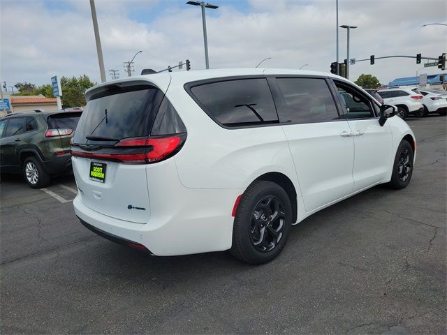 2023 Chrysler Pacifica Hybrid Touring L