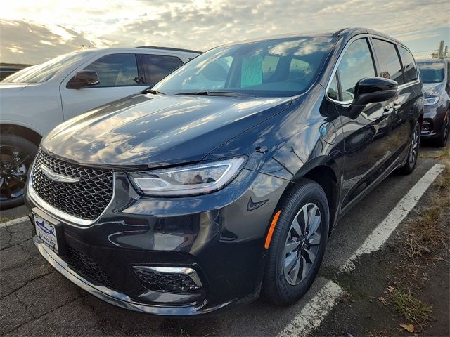 2023 Chrysler Pacifica Hybrid Touring L