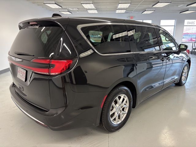 2023 Chrysler Pacifica Touring-L