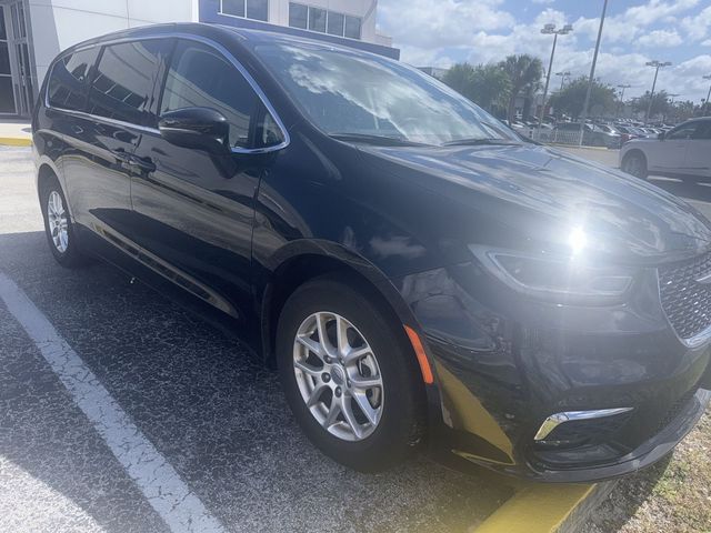 2023 Chrysler Pacifica Touring-L