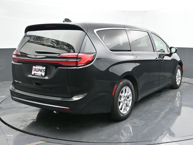 2023 Chrysler Pacifica Touring-L