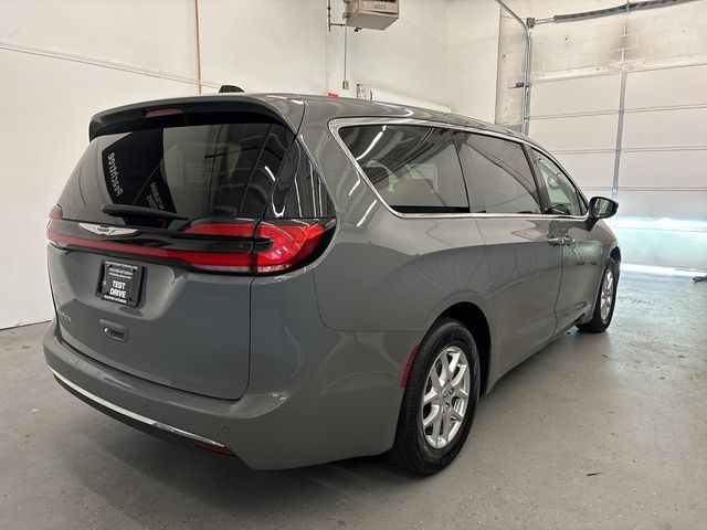 2023 Chrysler Pacifica Touring-L