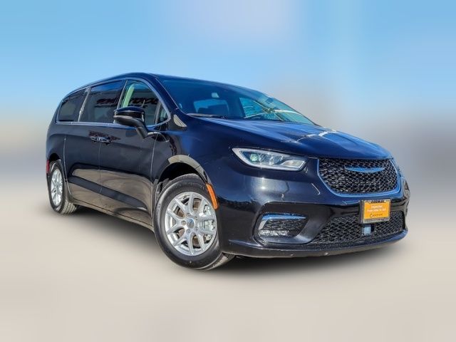 2023 Chrysler Pacifica Touring-L