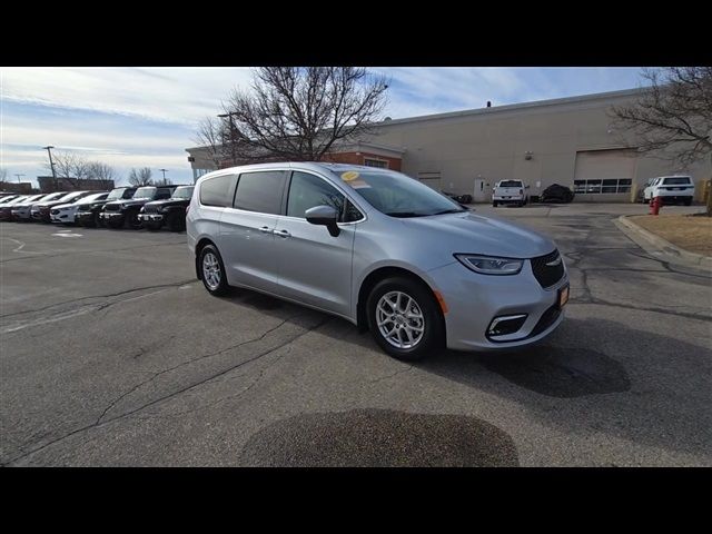 2023 Chrysler Pacifica Touring-L