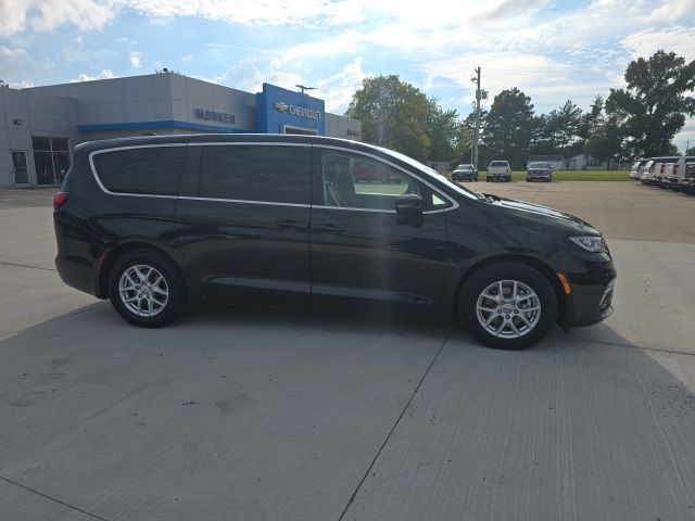 2023 Chrysler Pacifica Touring-L