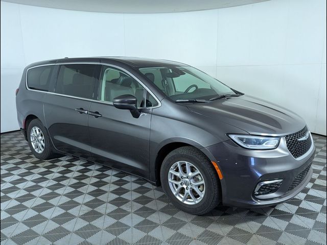 2023 Chrysler Pacifica Touring-L