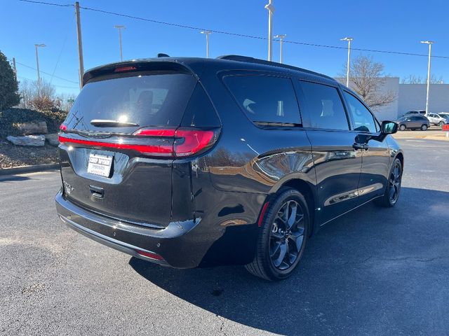 2023 Chrysler Pacifica Touring-L